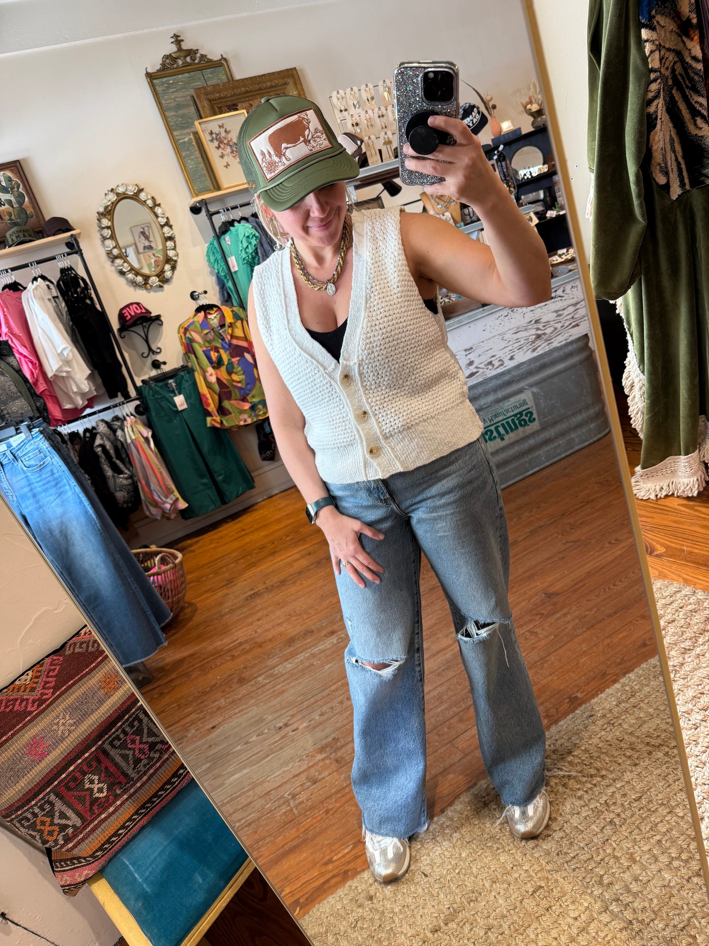 CREAM V-NECK SWEATER VEST