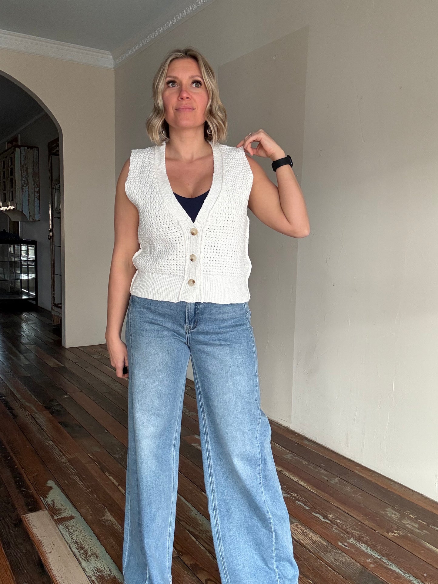 CREAM V-NECK SWEATER VEST
