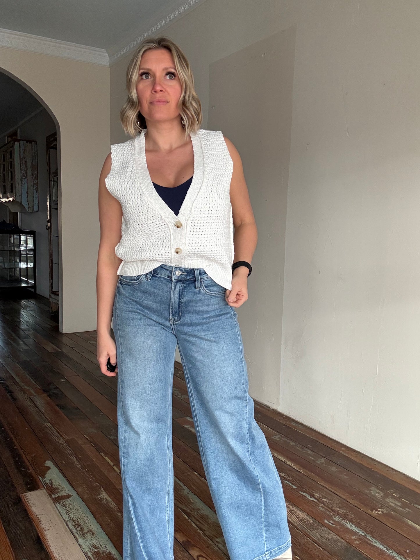 CREAM V-NECK SWEATER VEST