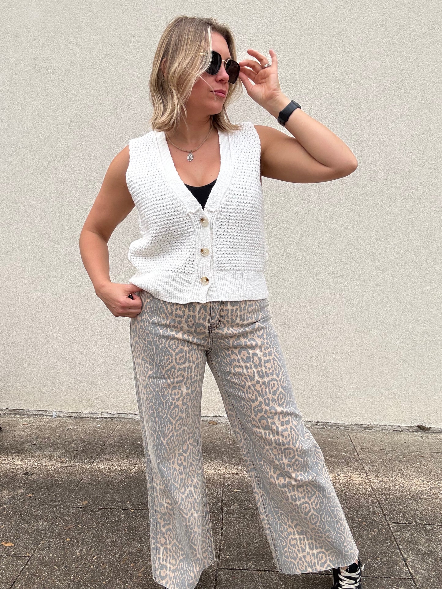CREAM V-NECK SWEATER VEST