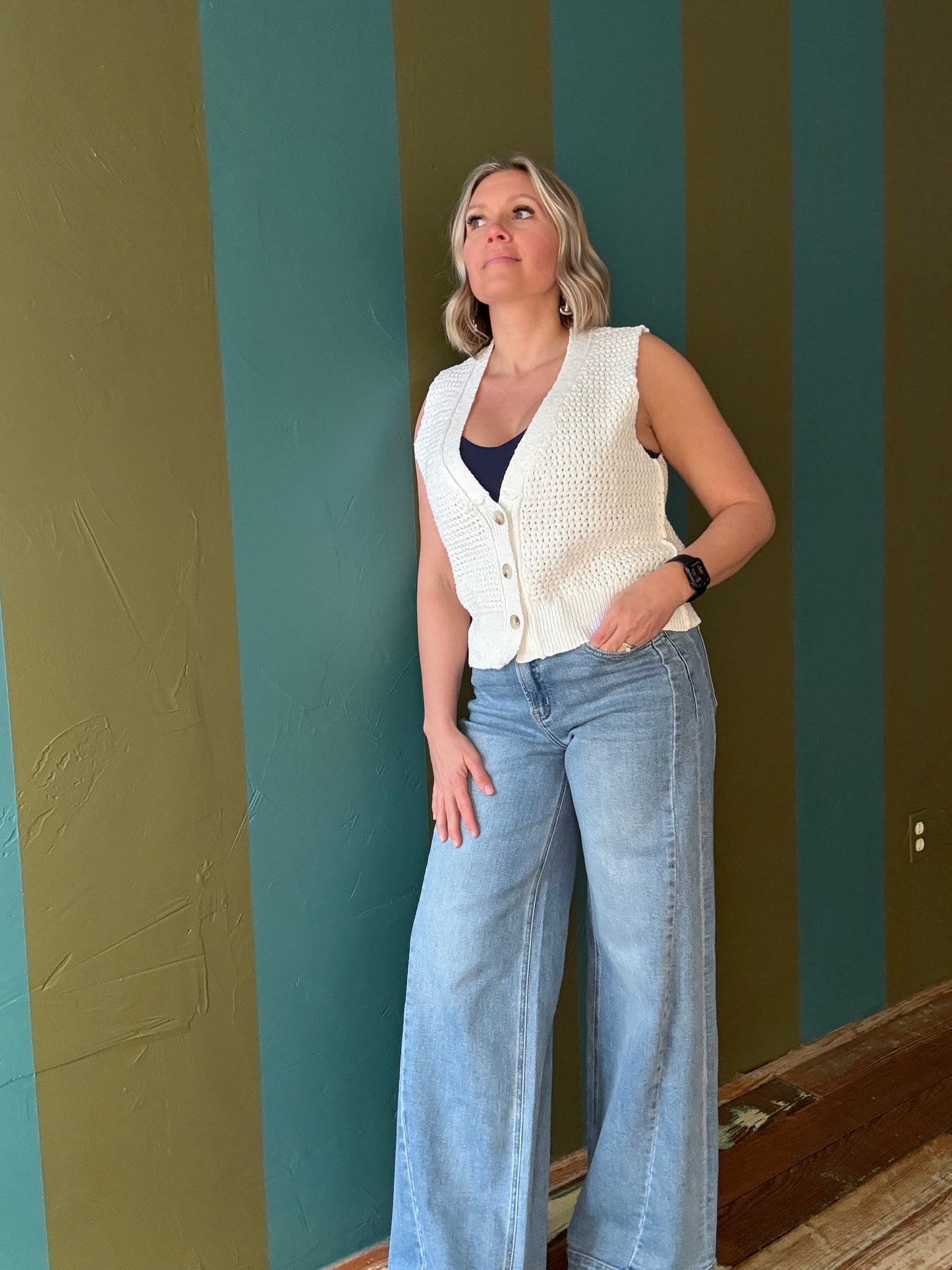 CREAM V-NECK SWEATER VEST