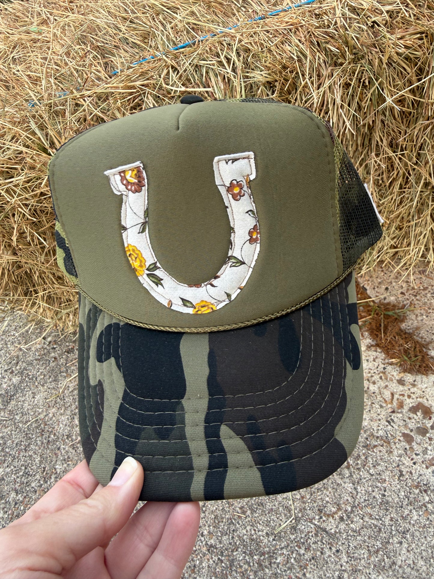 VINTAGE LINEN HORSESHOE TRUCKER