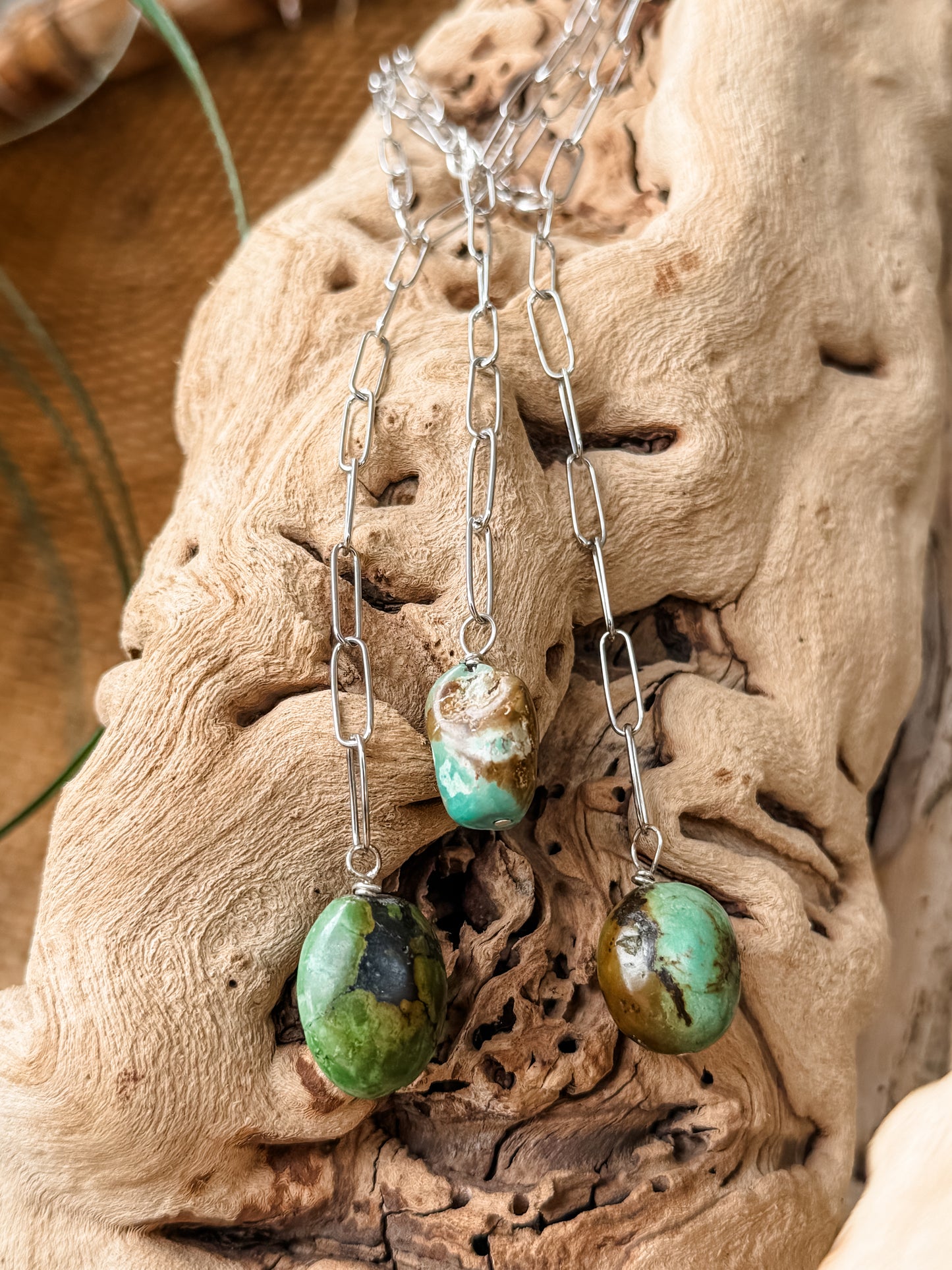PAPER-CLIP CHAIN NECKLACE WITH TURQ STONE