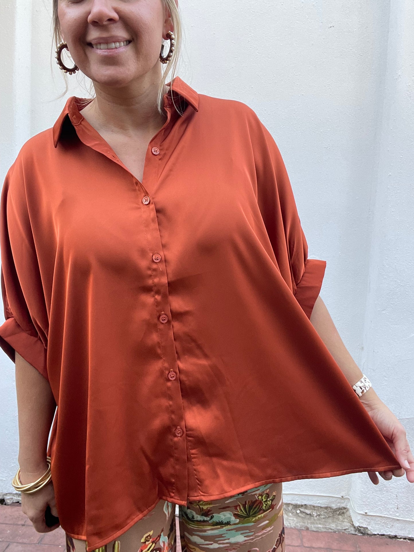 SATIN BUTTON DOWN TOP -RUST