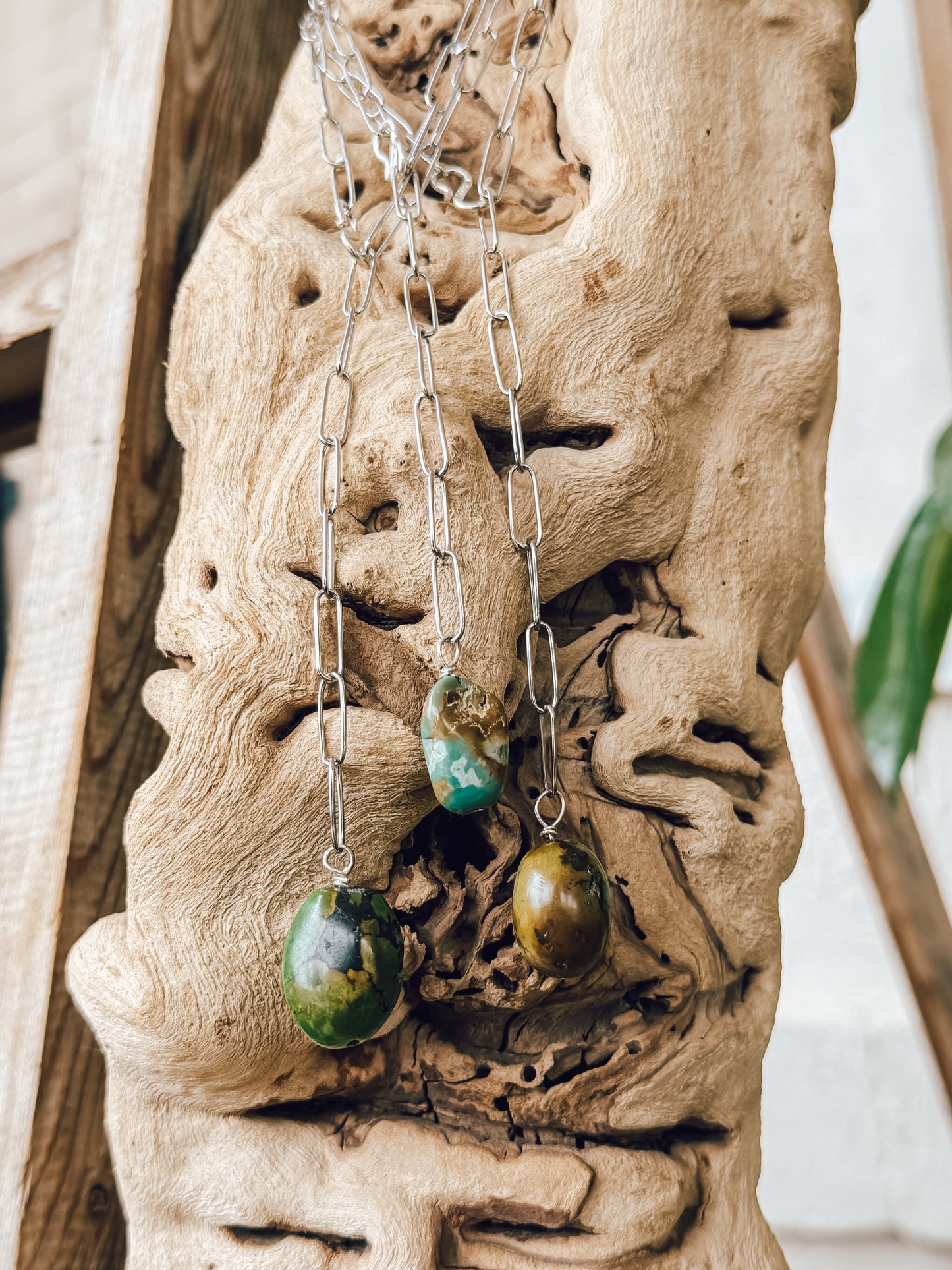 PAPER-CLIP CHAIN NECKLACE WITH TURQ STONE