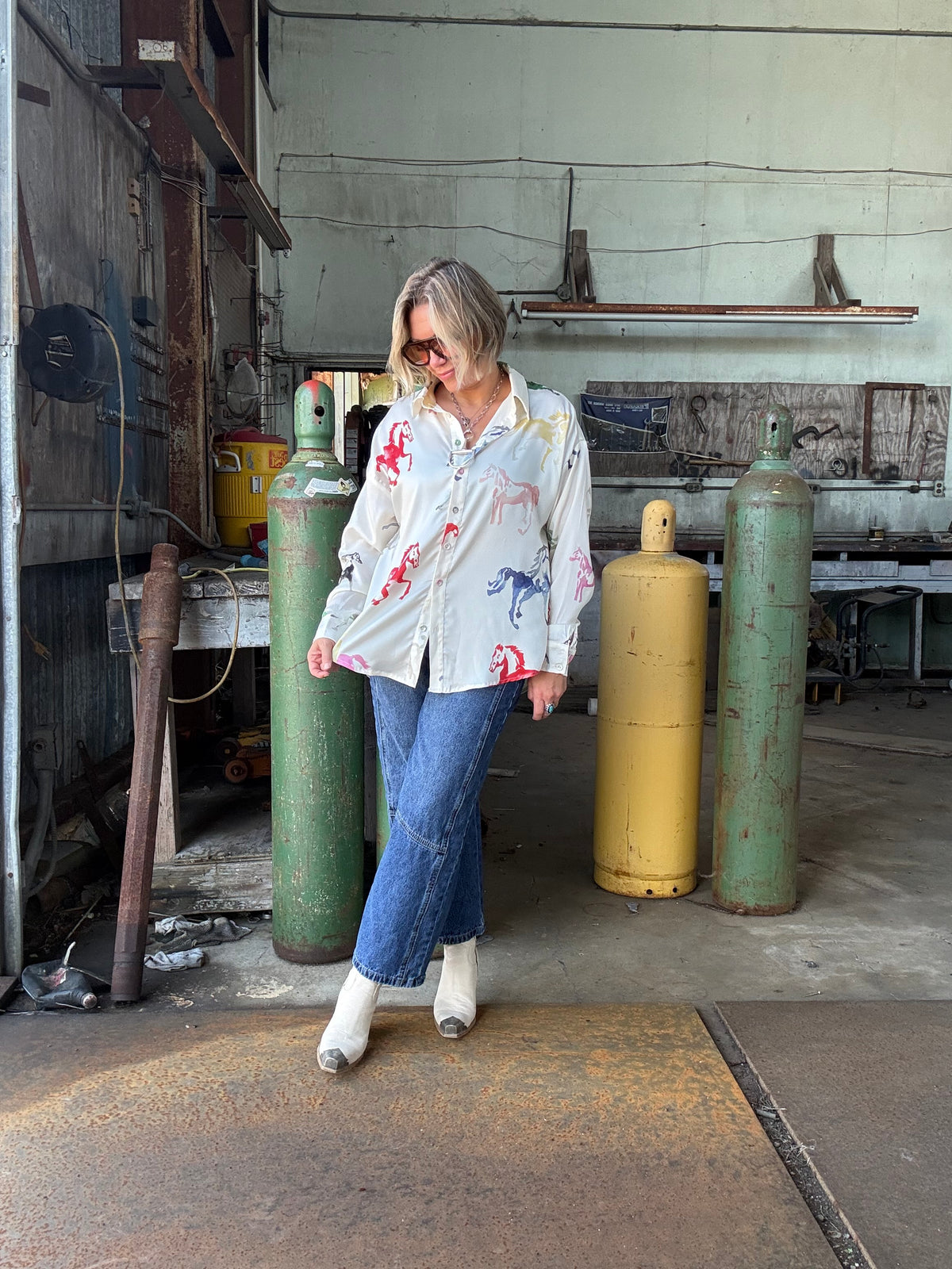 HORSE PRINT BUTTON DOWN TOP