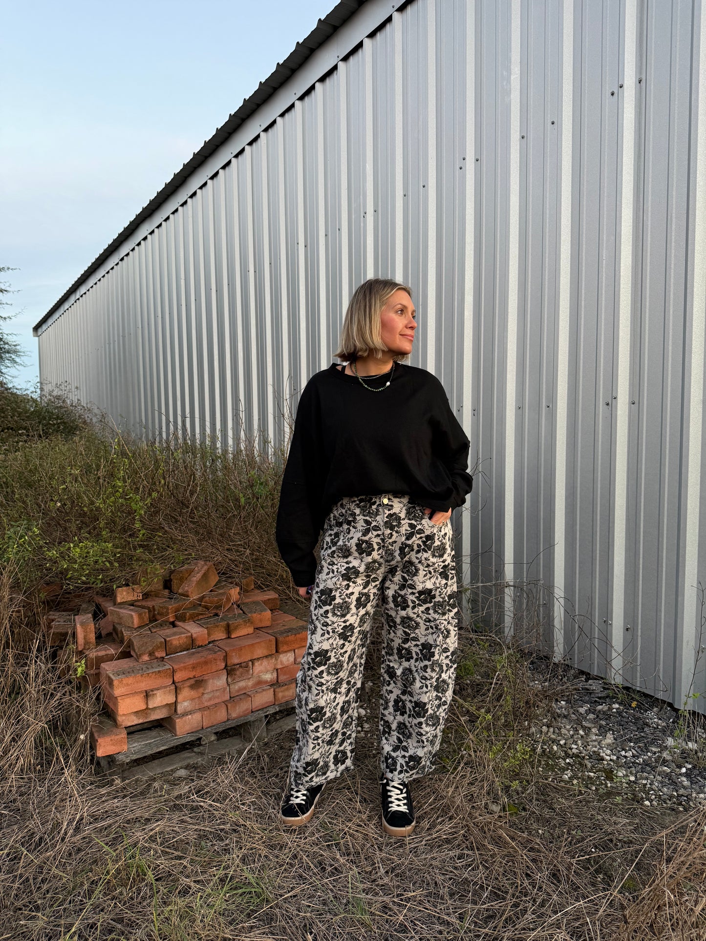 BLACK FLORAL BARREL PANTS