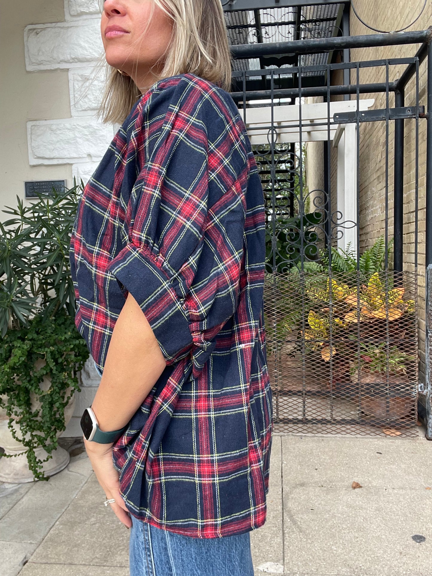 PLAID OVERSIZED BUTTON DOWN TOP