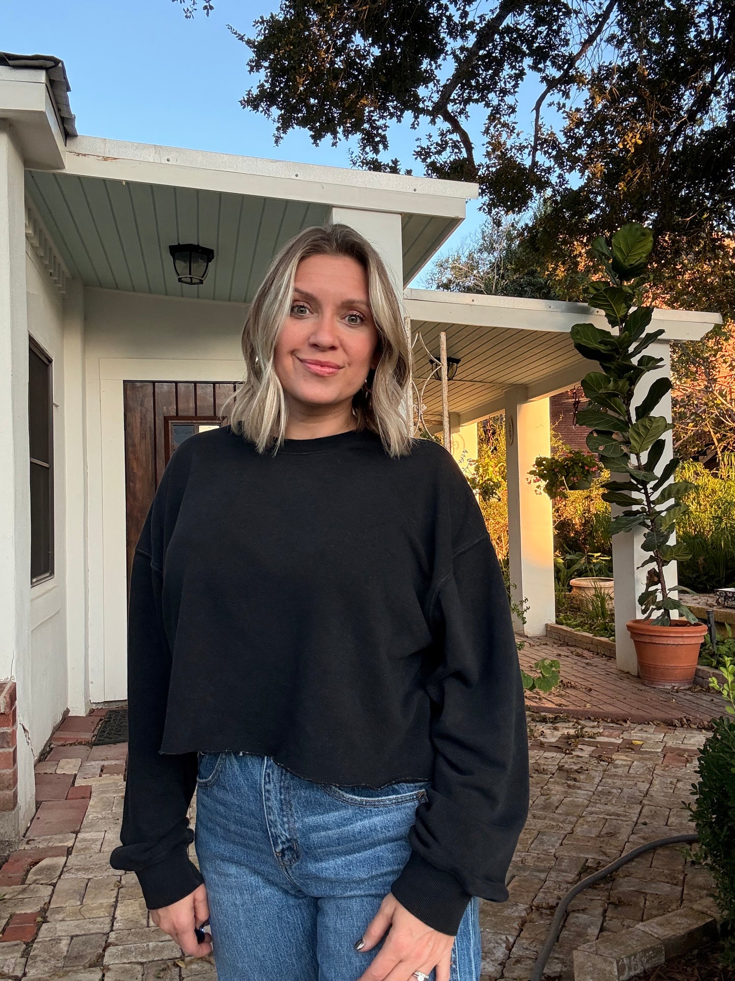 BLACK BLUNT CUT CROP SWEATSHIRT