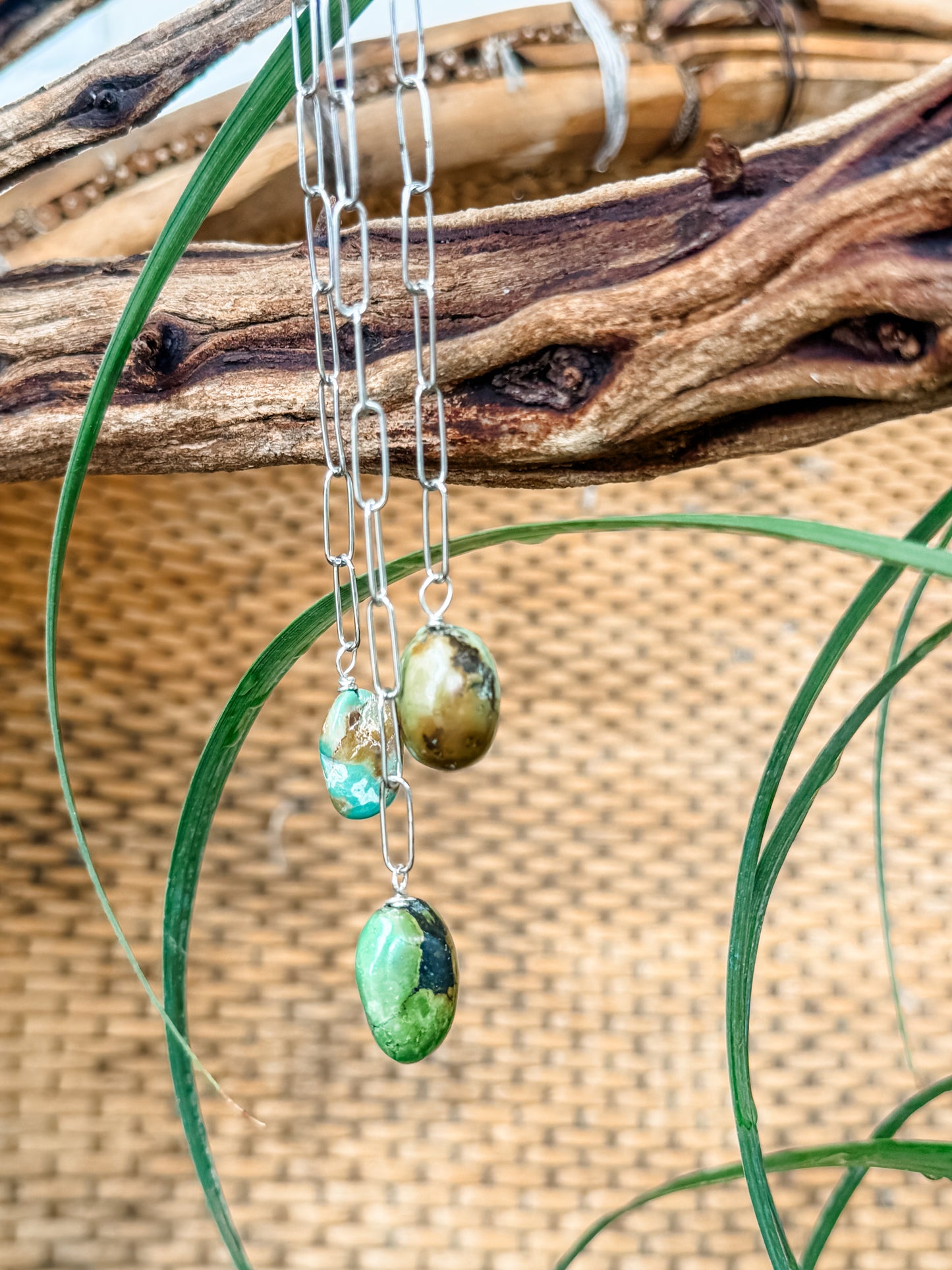 PAPER-CLIP CHAIN NECKLACE WITH TURQ STONE