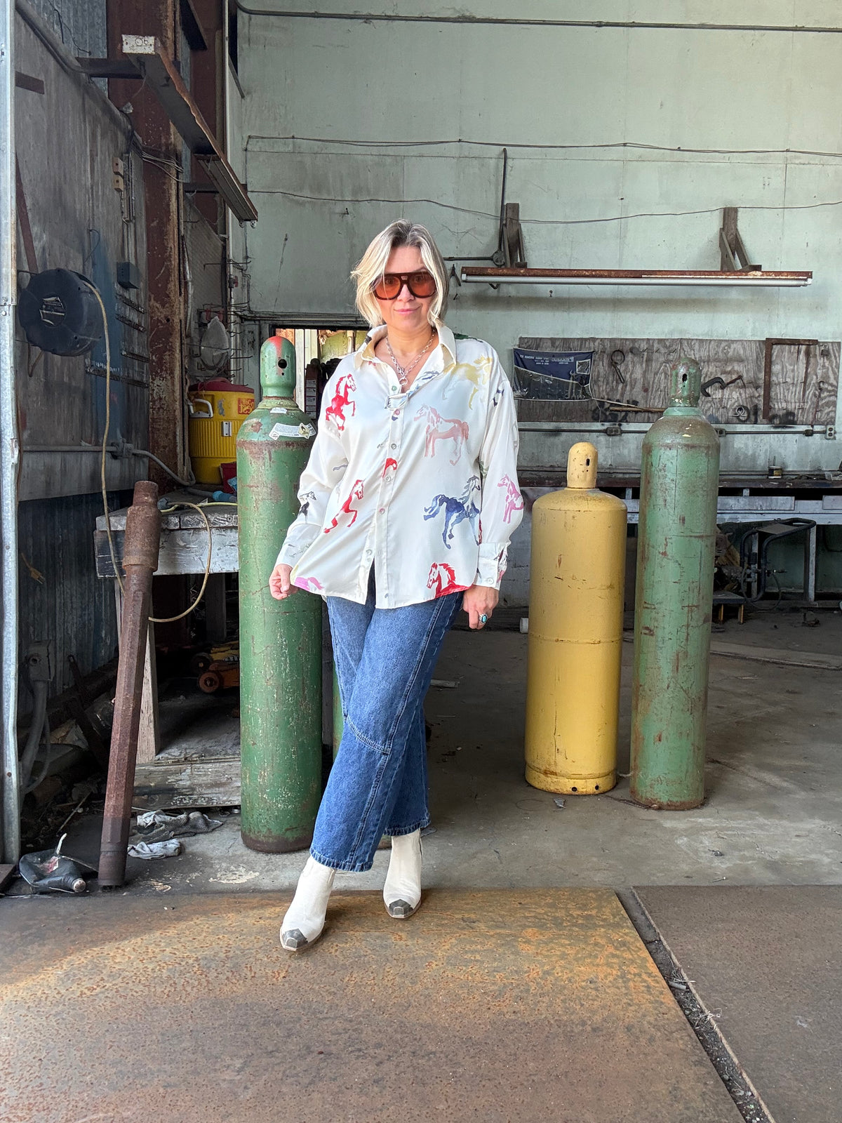 HORSE PRINT BUTTON DOWN TOP
