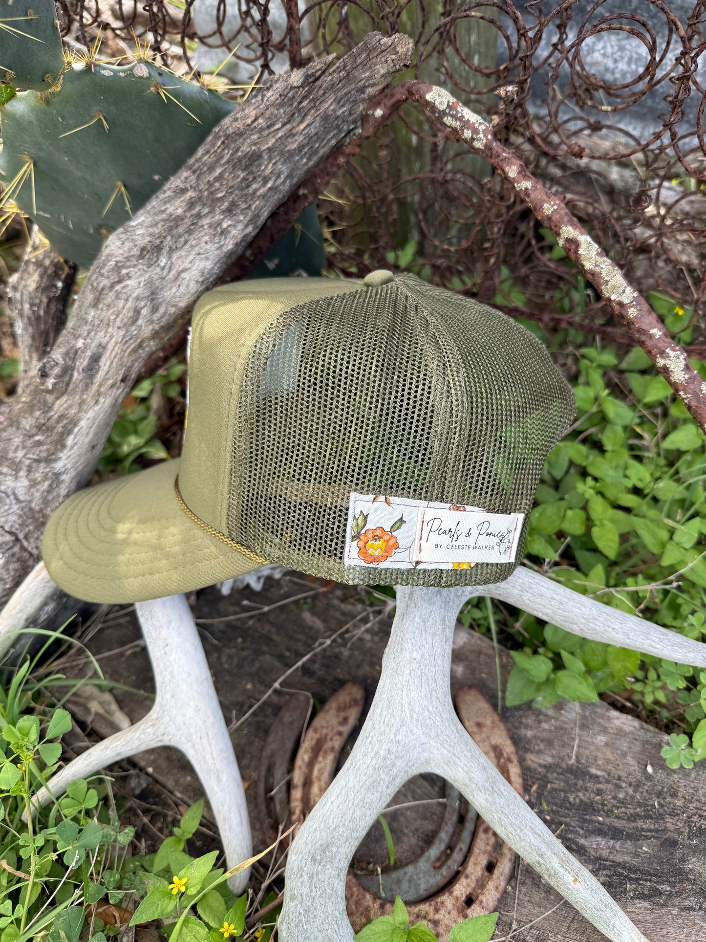 VINTAGE LINEN HORSESHOE TRUCKER