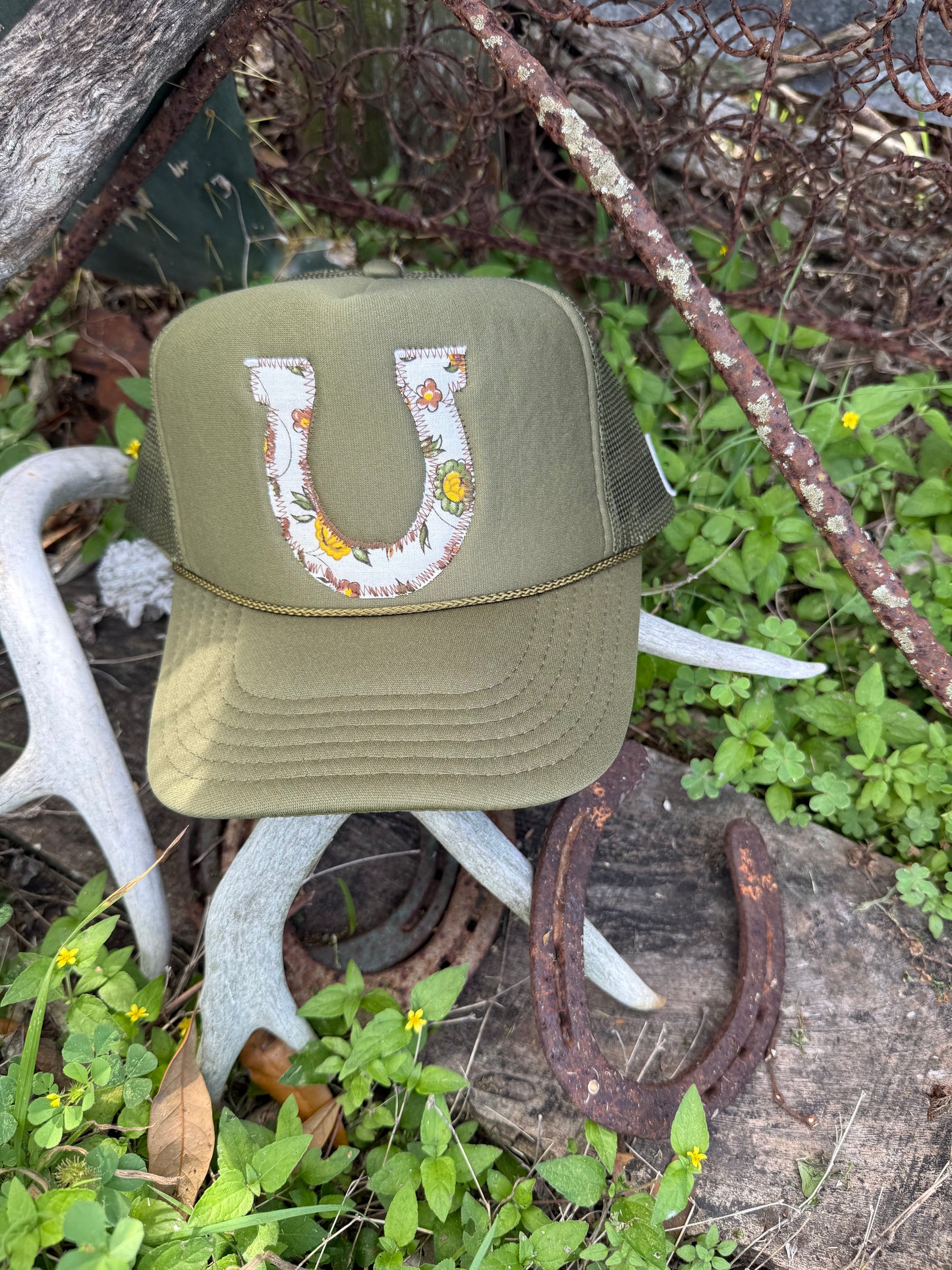 VINTAGE LINEN HORSESHOE TRUCKER