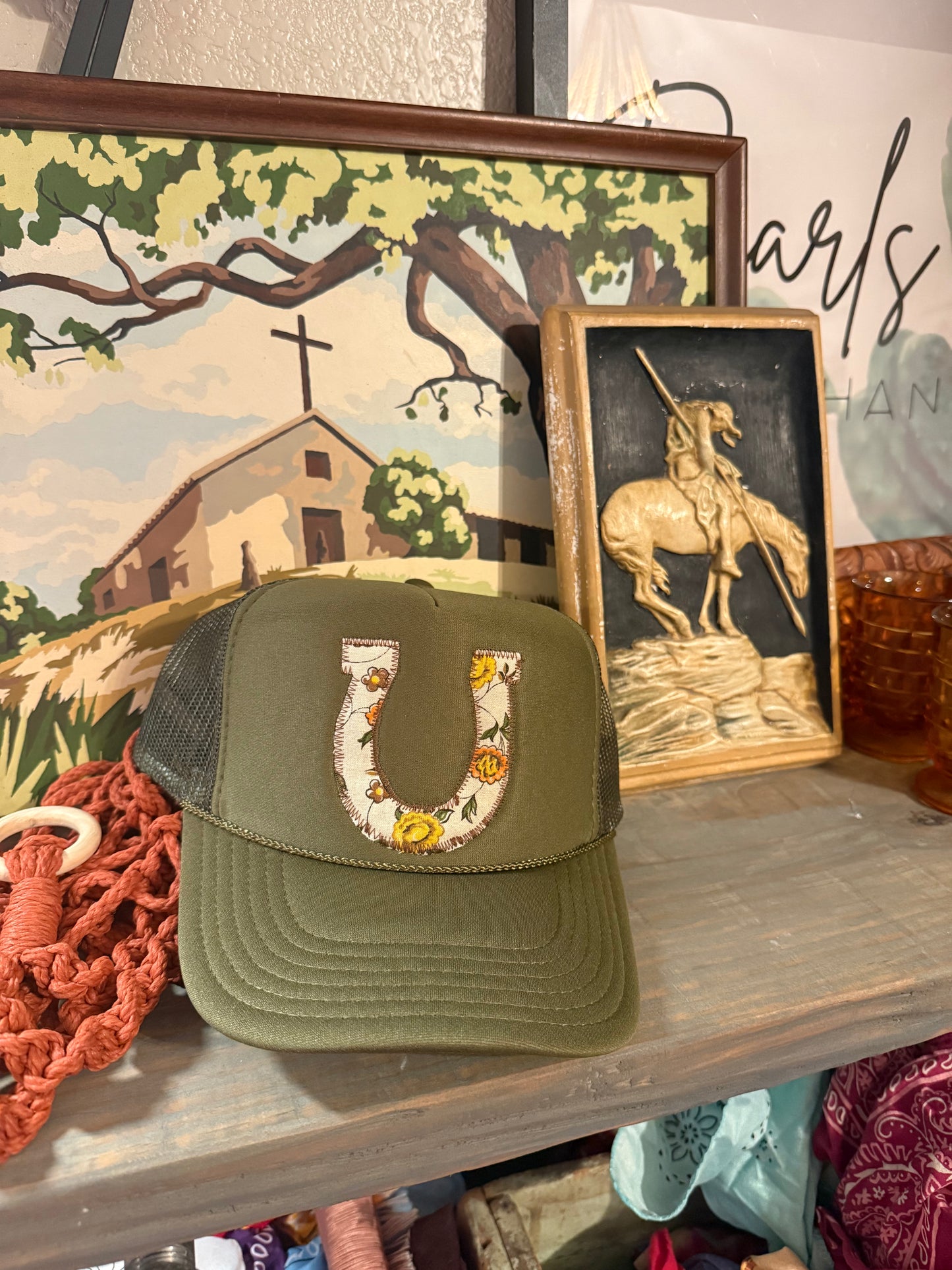 VINTAGE LINEN HORSESHOE TRUCKER