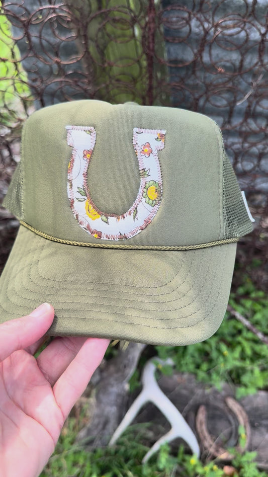 VINTAGE LINEN HORSESHOE TRUCKER